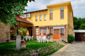 Отель Mediterrán Vendégház  Кечкемет
